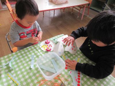 2歳児の子供がカスタネットを作っている