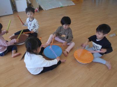 2歳児が太鼓をたたいている姿