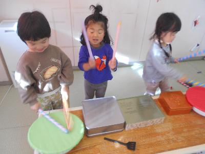 2歳児が三人で楽器を鳴らす姿