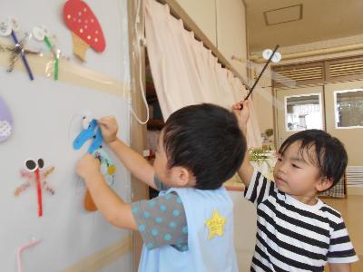 壁面の後ろにとんぼを隠してかくれんぼをしたり、手に持ちながら歩いて飛ばしている