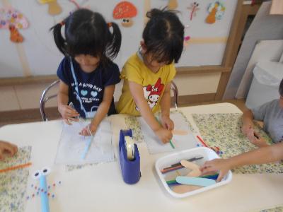 様々な素材を選びながら、とんぼを作ろうとしている