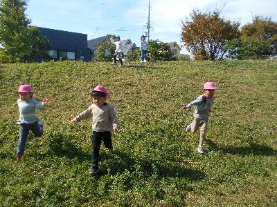斜面を駆け下りている
