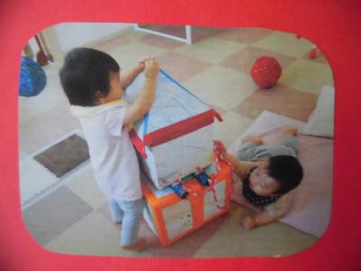 あり組のお友達が小さいおみこしに触れている画像