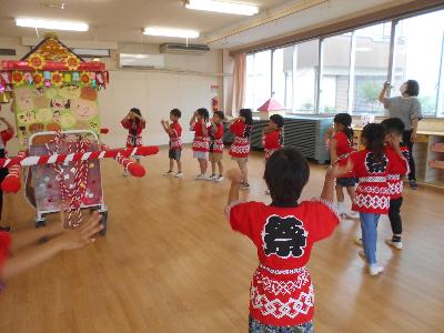 かぶとむし組のお友達が、おみこしの周りで堀池音頭を踊っている画像