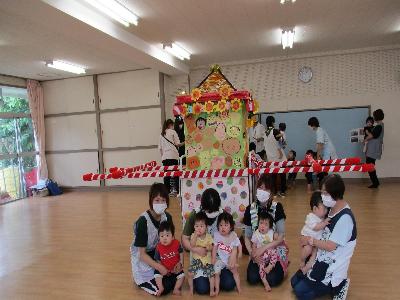 あり組のお友達がおみこしの前で記念写真を撮っている画像