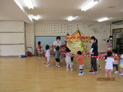 せみ組がおみこしを担いでいる画像