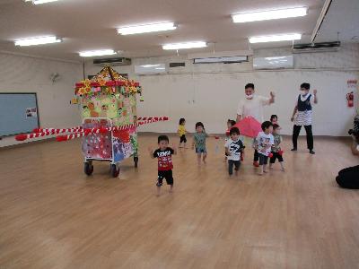 みつばち組がおみこしの周りで堀池音頭を踊っている様子