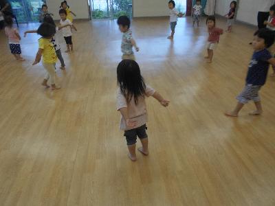 2歳児がリズム遊びをしています。