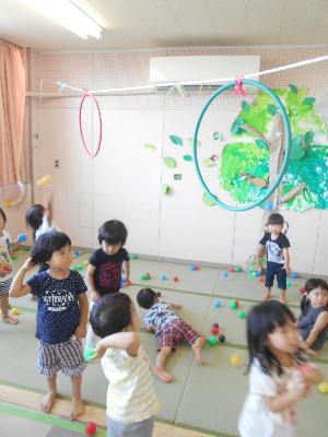 2歳児がボール遊びをしています。