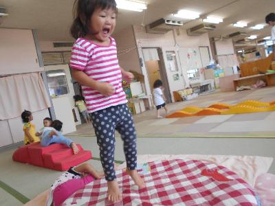 2歳児がトランポリンをしています。