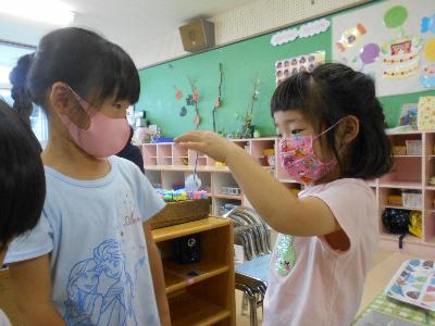 釣り上がった氷を友達に見せている
