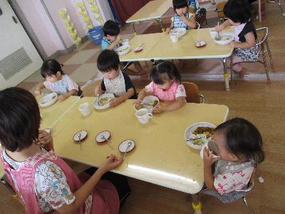 子どもたちが食事をしている。