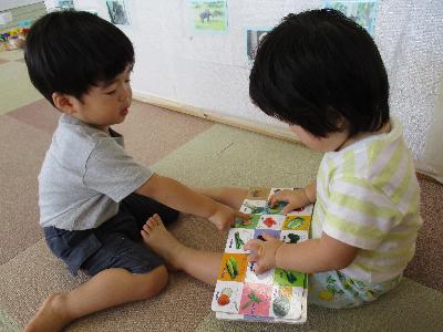 食べ物の絵本を見ている。