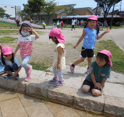 小川に葉っぱを流している