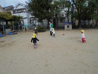 1歳児が保育者と追いかけっこをしている