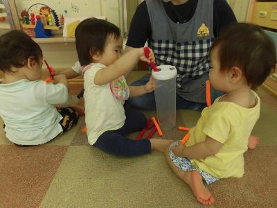 0歳児がポットン落としで遊んでいる
