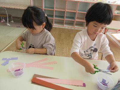 はさみを使って1回切りをする子ども達