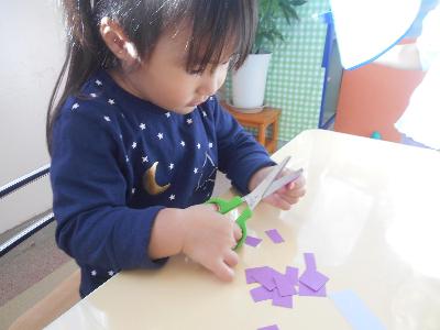 はさみを使って1回切りする子ども