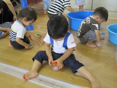 氷の中の宝物を取り出そうとしている
