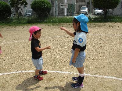 出会った友達とじゃんけんをしています。