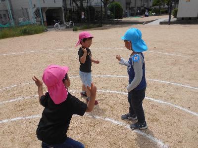 うずまきじゃんけんで、出会っている場面。