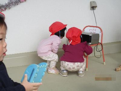 デッキをのぞく0歳児