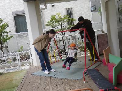 親子でブランコ