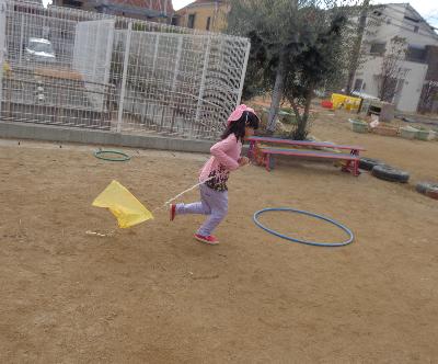 ビニール凧をとばす4歳児