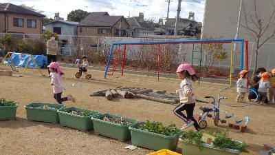くるくる凧をとばす4歳児