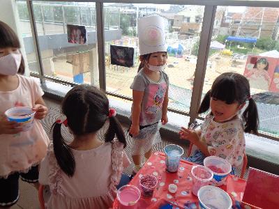 かき氷屋さんごっこで客から注文を受ける子ども