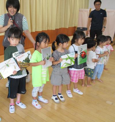 絵本を見せる子ども