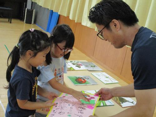 手紙を渡す子ども
