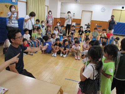 絵本をもらう子ども