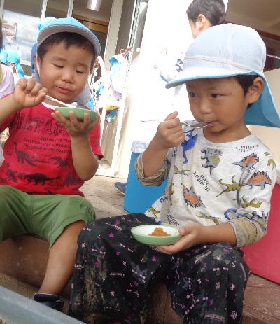 ジャムを食べる子ども