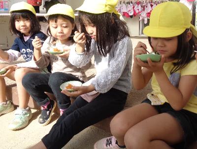 ジャムを食べる5歳児