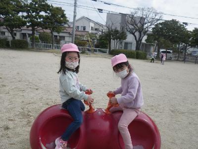 遊具で遊ぶ3歳児