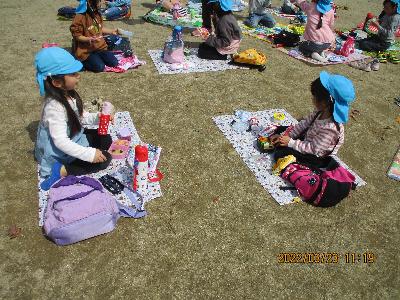 弁当を食べる4歳児