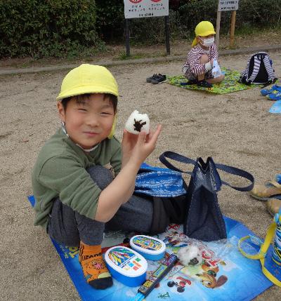 弁当を食べる5歳児