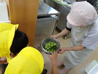 きゅうりを調理室へ