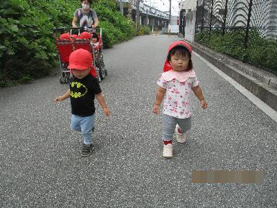 アスファルトを歩く