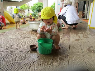 バケツで水遊び