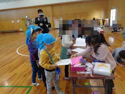ブースに集まる子