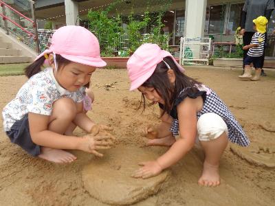 泥を触る4歳児