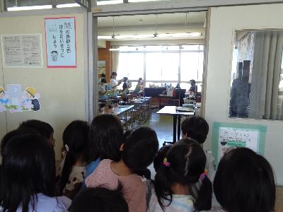 部屋を見る子ども