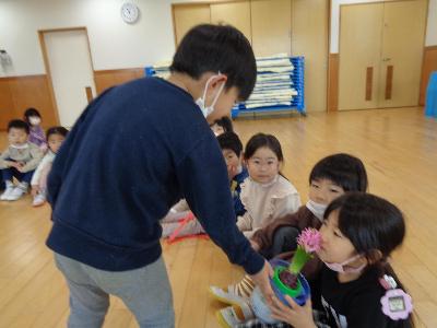 ヒヤシンスのにおいをかぐ子ども