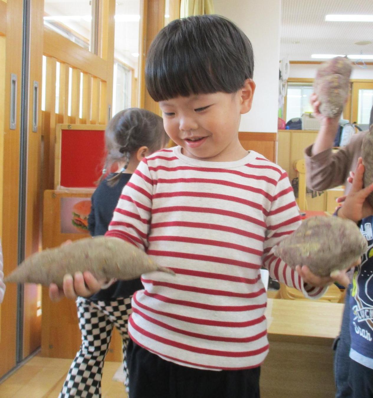 イモを比べる子ども