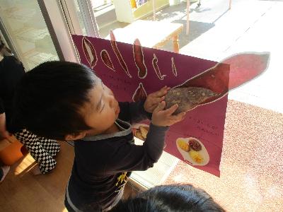 大きさを比べる子ども