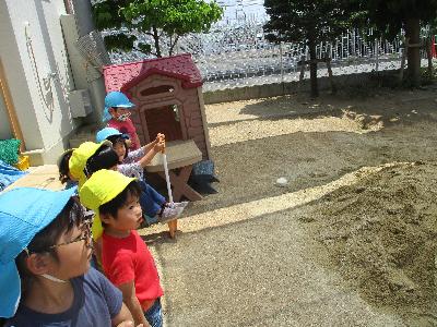 砂の搬入を見守る子ども達