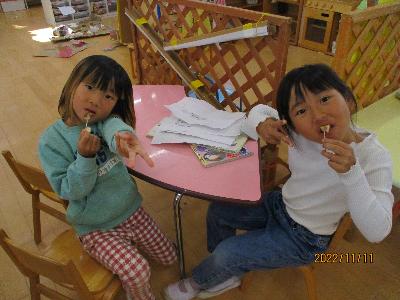 キノコを食べる子