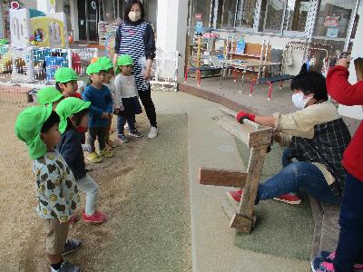 木を切る先生